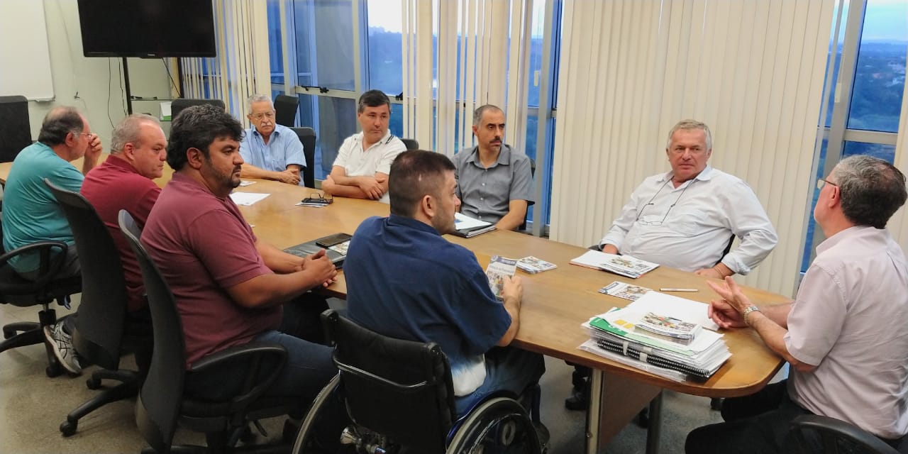 Prefeito Barjas Negri durante reuniao com vereadores