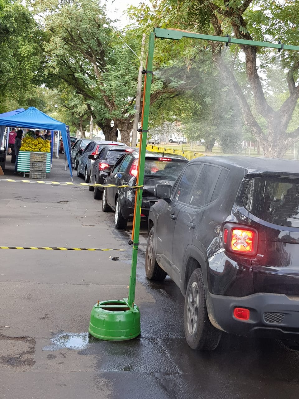 Carros sao desinfectados para compras no Varejao Drive Thru do Nova Piracicaba