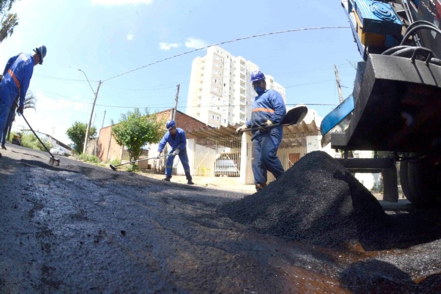 23 vias de 13 bairros recebem operação tapa-buraco em 5 dias