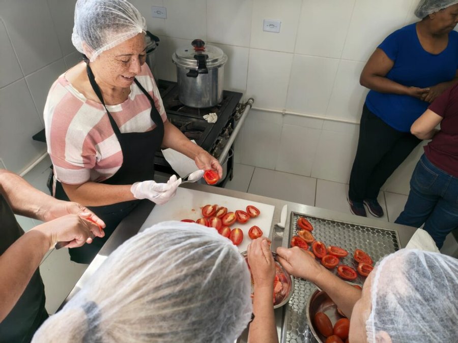 Cursos de capacitação da Cozinha Experimental formam participantes e têm nova agenda em outubro