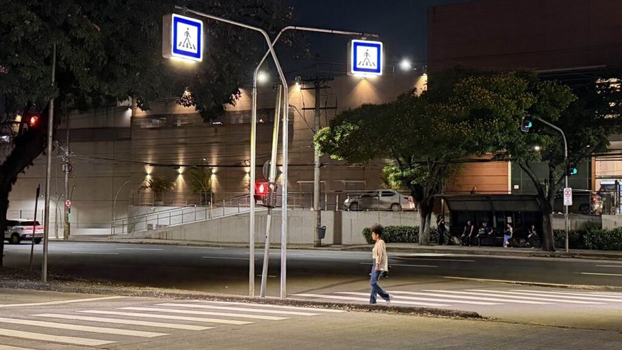 Avenida Limeira ganha nova iluminação nas faixas de pedestres e tem sinalização revitalizada