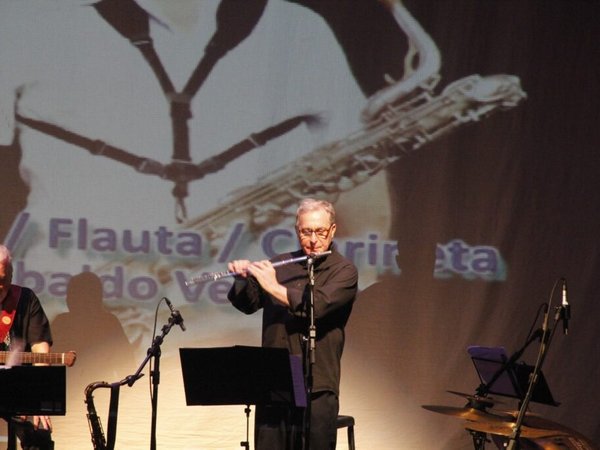 Teatro do Engenho recebe show do projeto Por trás da Canção