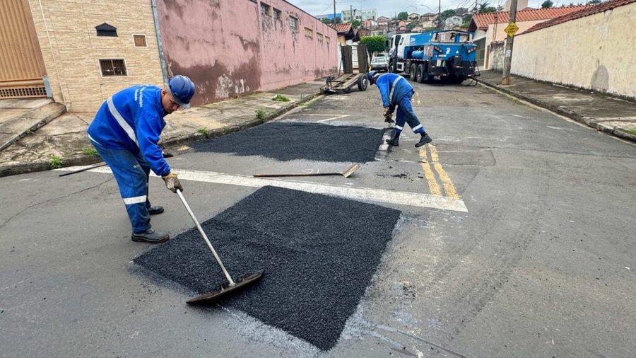 20 vias de 14 bairros do município receberam operação tapa-buraco de 05 a 09/10
