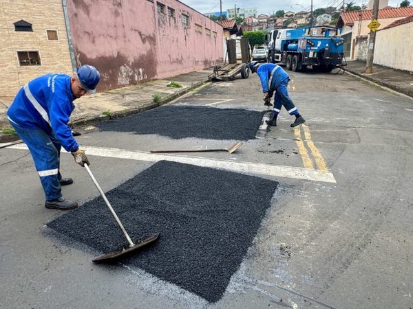 20 vias de 14 bairros do município receberam operação tapa-buraco de 05 a 09/10