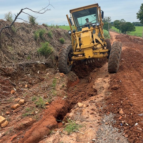 Prefeitura intensifica trabalhos de recuperação de estradas rurais por conta das chuvas