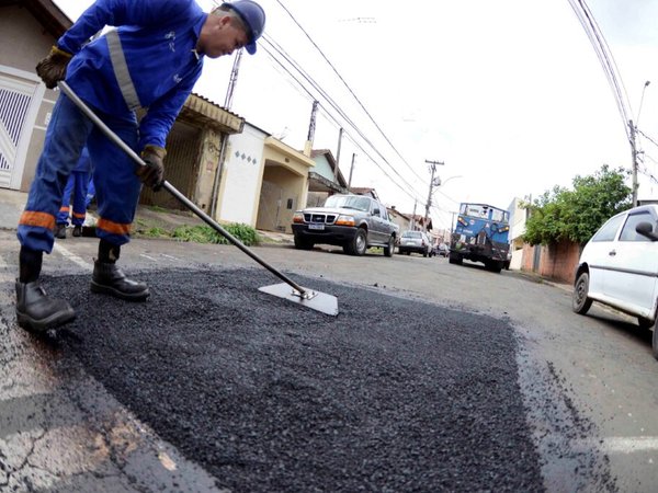 16 vias de 10 bairros do município receberam operação tapa-buraco de 13 a 17/10