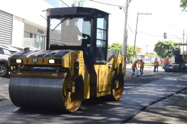 Avenida Professor Alberto Vollet Sachs começa a receber novo pavimento; Dr. Paulo de Moraes é concluída