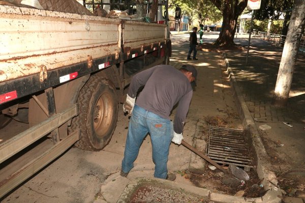 Prefeitura realiza força-tarefa para limpar vias atingidas pelo transbordamento do rio Piracicaba