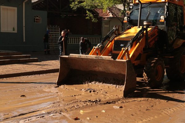 Prefeitura realiza força-tarefa para limpar vias atingidas pelo transbordamento do rio Piracicaba