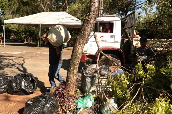 Prefeitura realiza força-tarefa para limpar vias atingidas pelo transbordamento do rio Piracicaba