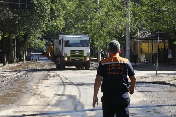 Prefeitura realiza força-tarefa para limpar vias atingidas pelo transbordamento do rio Piracicaba