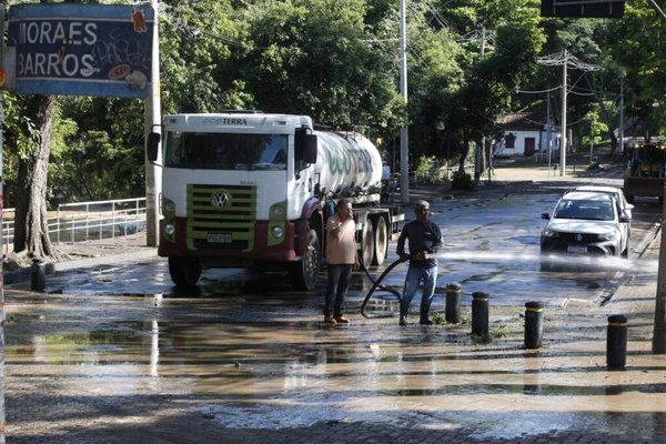 Prefeitura realiza força-tarefa para limpar vias atingidas pelo transbordamento do rio Piracicaba