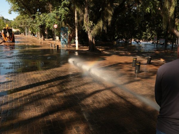 Prefeitura realiza força-tarefa para limpar vias atingidas pelo transbordamento do rio Piracicaba