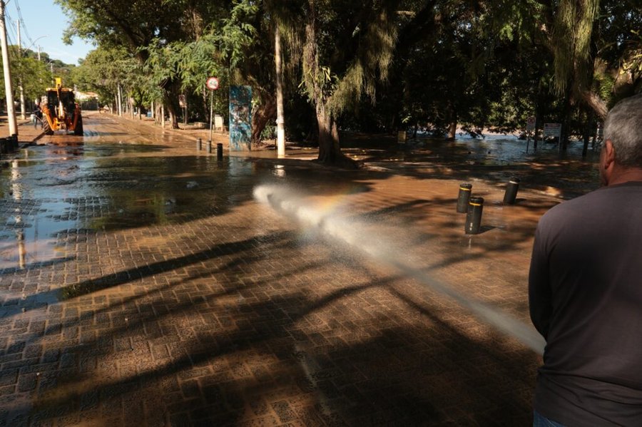 Prefeitura realiza força-tarefa para limpar vias atingidas pelo transbordamento do rio Piracicaba