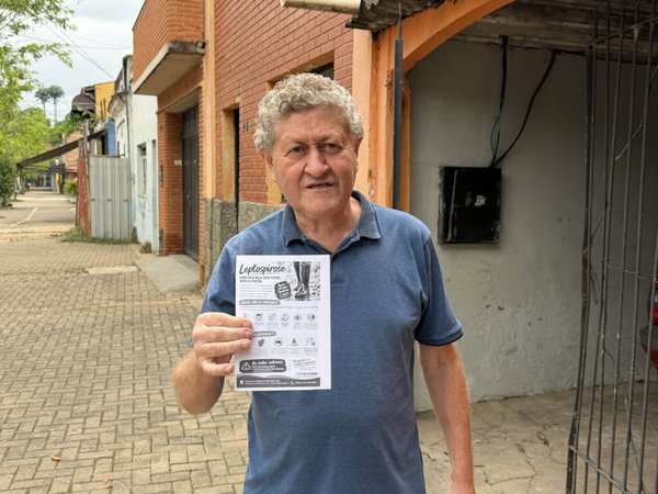 CCZ orienta moradores da Rua do Porto sobre prevenção à leptospirose após transbordamento do rio
