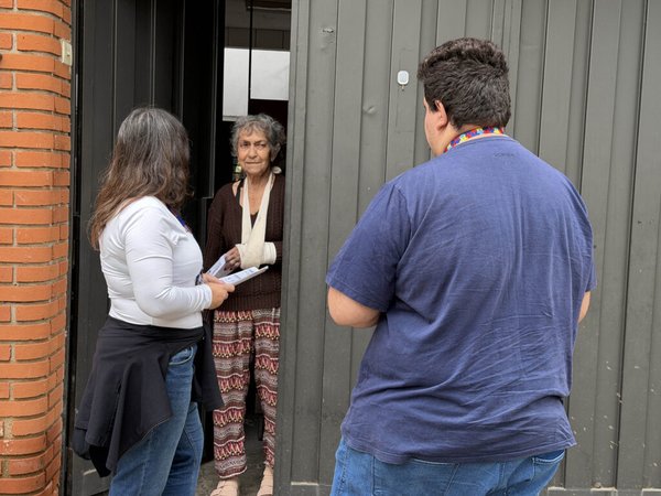 CCZ orienta moradores da Rua do Porto sobre prevenção à leptospirose após transbordamento do rio